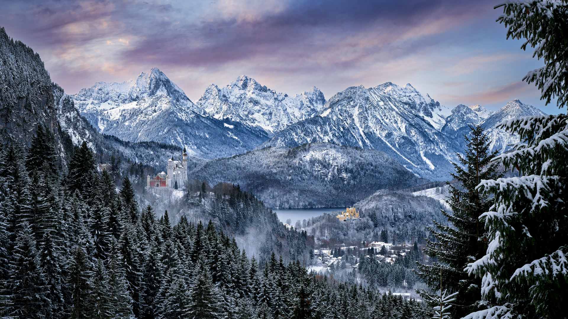童话故事中的场景|天鹅堡和旧天鹅堡，巴伐利亚阿尔卑斯山，德国 |© Harald Nachtmann/Getty Images