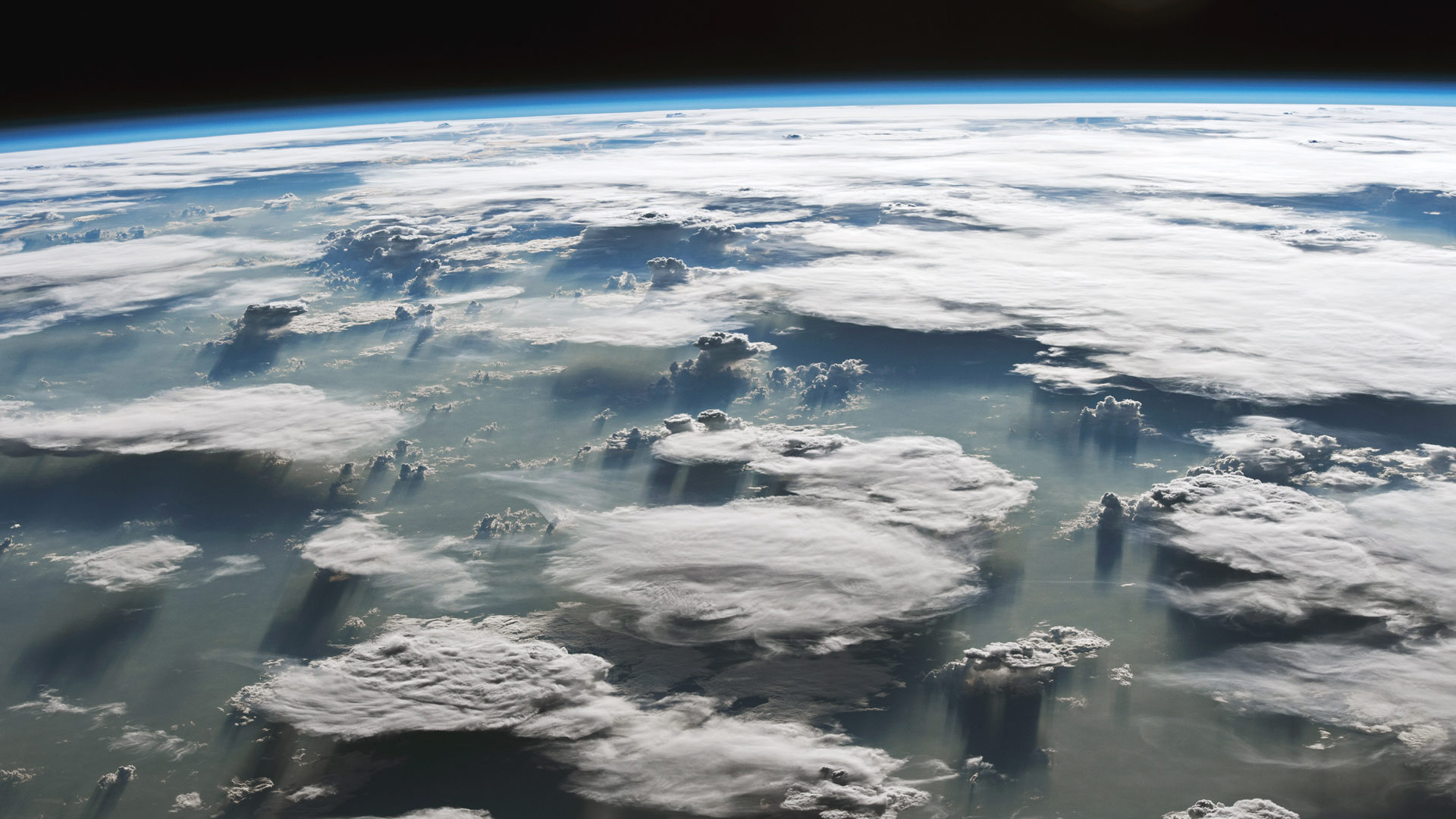 造雾|巴西亚马逊上空巨大的砧状云 |© NASA