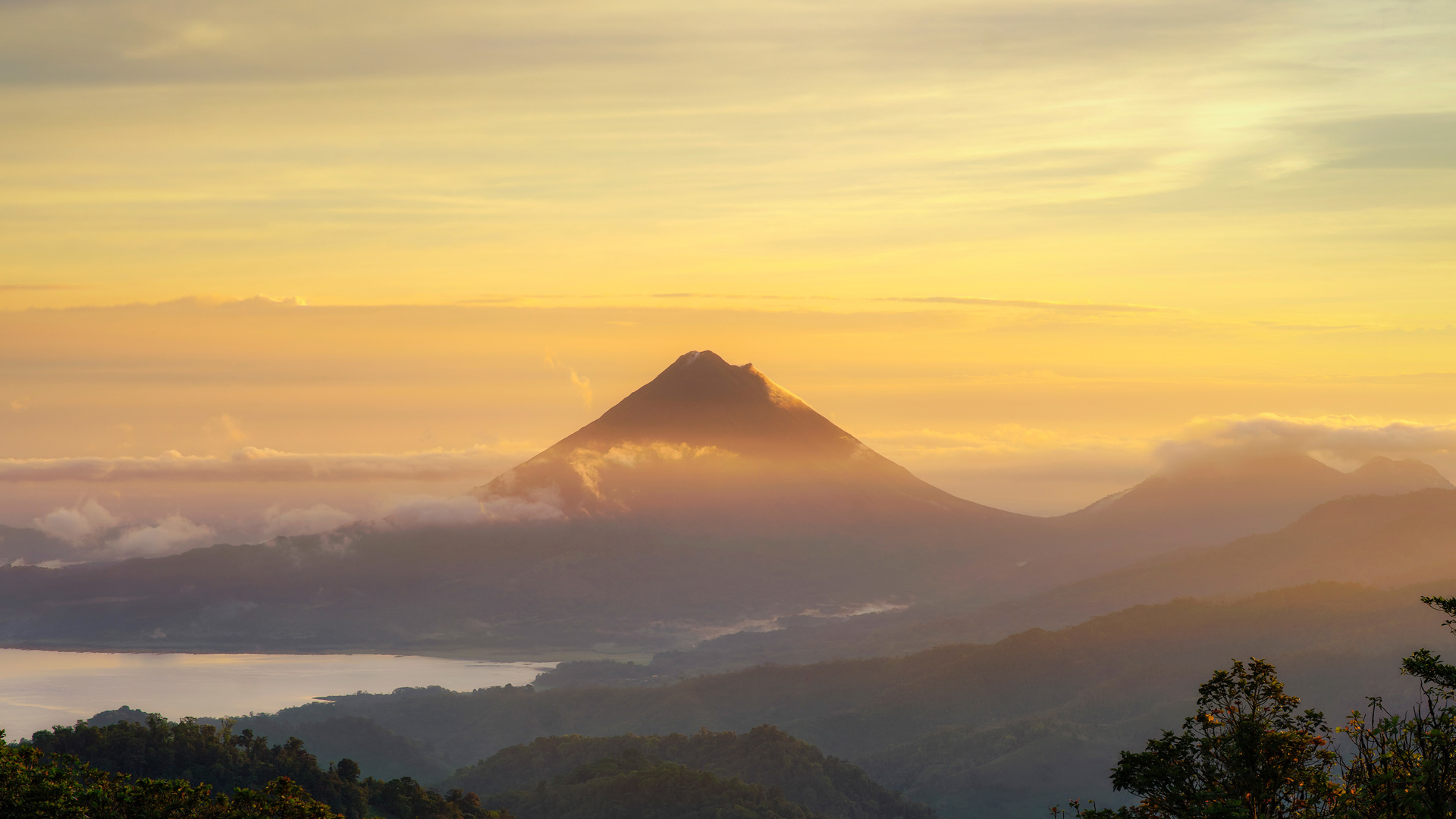 睡美人|从蒙特维多看到的阿雷纳尔火山,哥斯达黎加 |© Lukas Bischoff/Getty Images