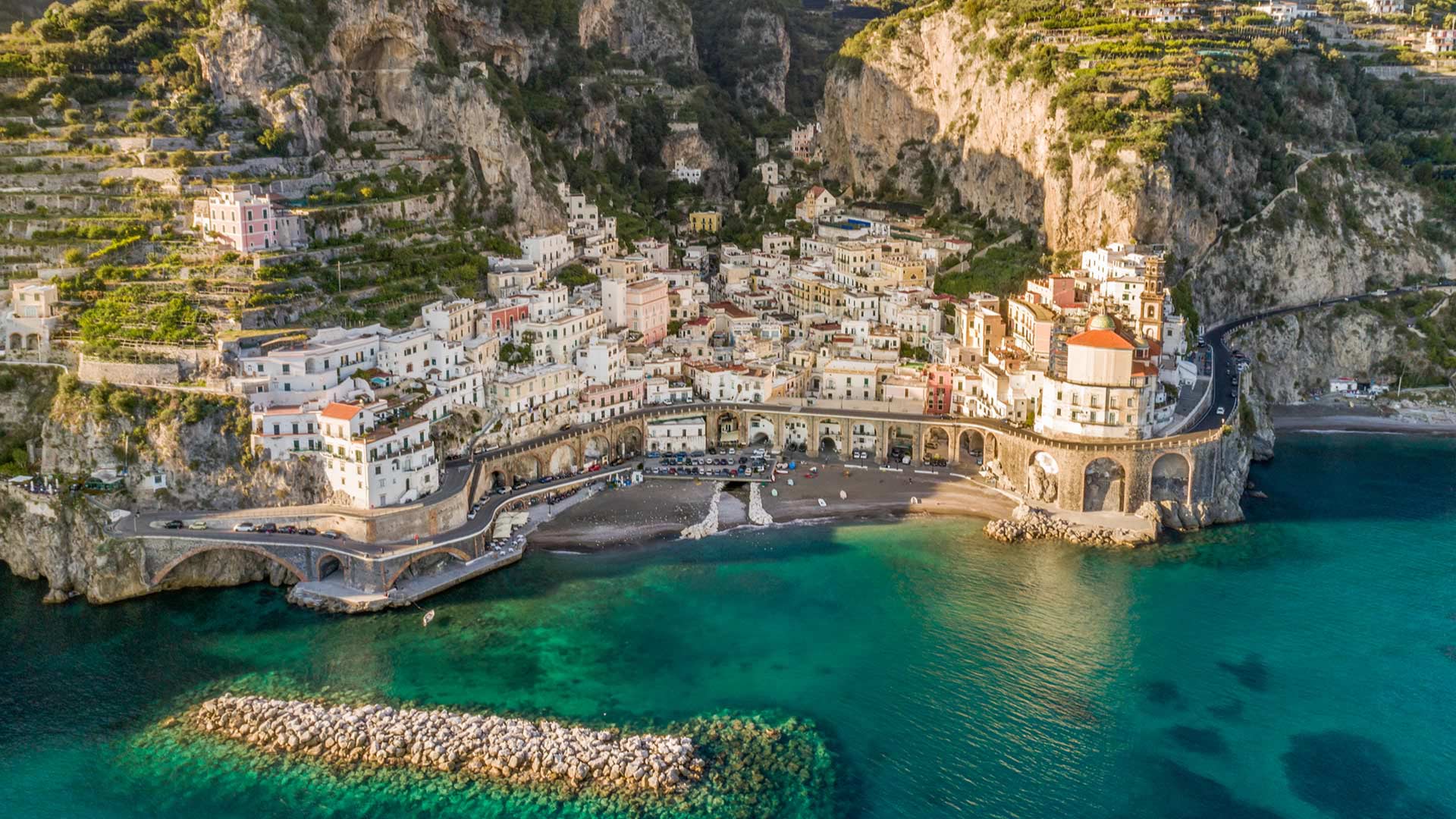 一张来自意大利的明信片|阿特拉尼，阿马尔菲海岸，意大利 |© Amazing Aerial/Shutterstock