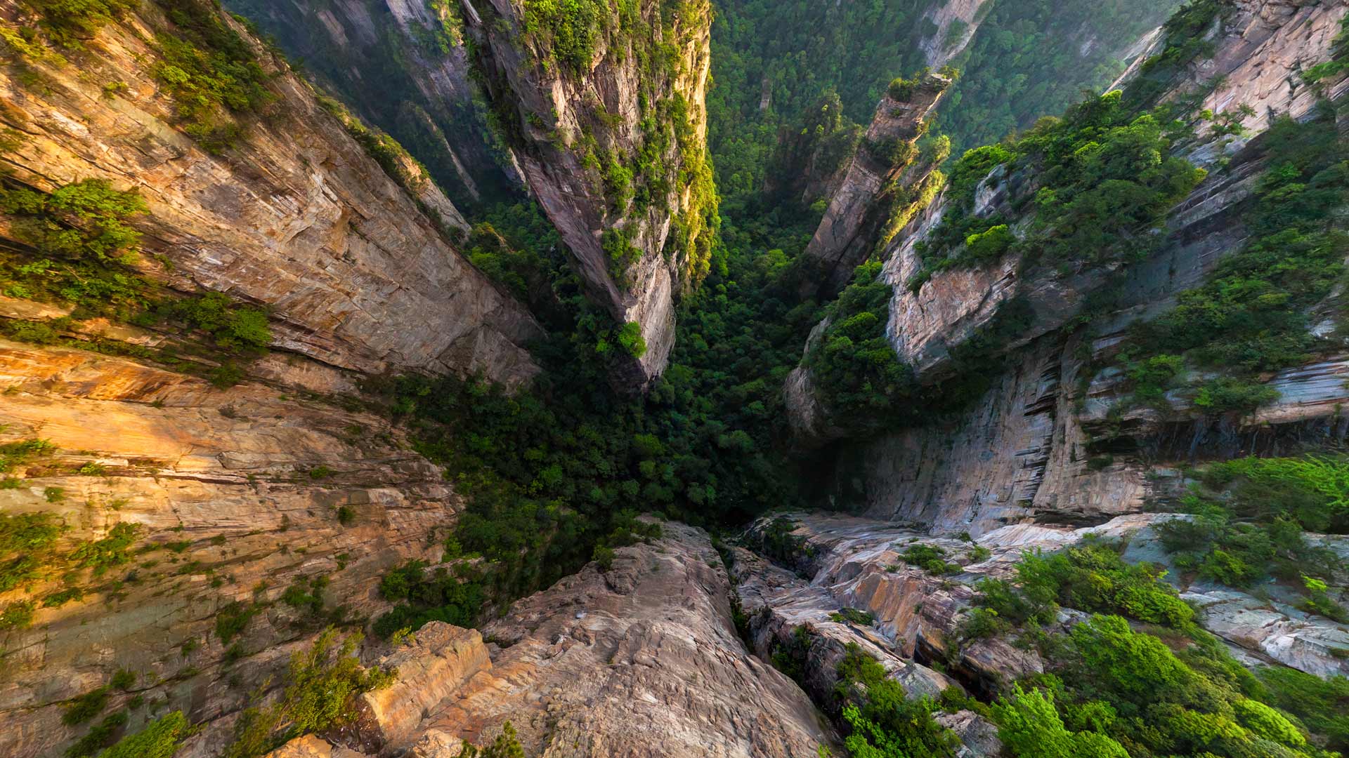 挑战地心引力的世界奇观|哈利路亚山，张家界国家森林公园，中国 |© Amazing Aerial Premium/Shutterstock
