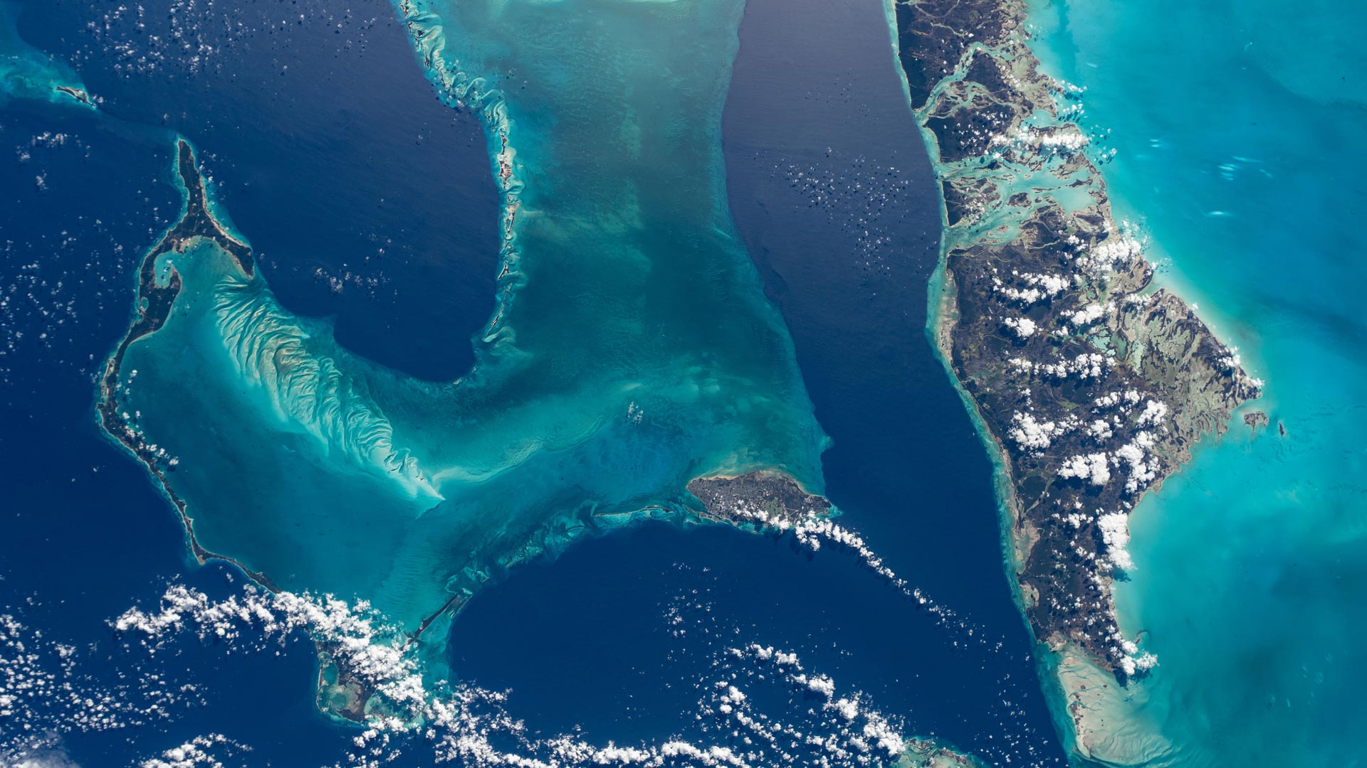 潜入碧海|从国际空间站拍摄的巴哈马群岛 |© NASA