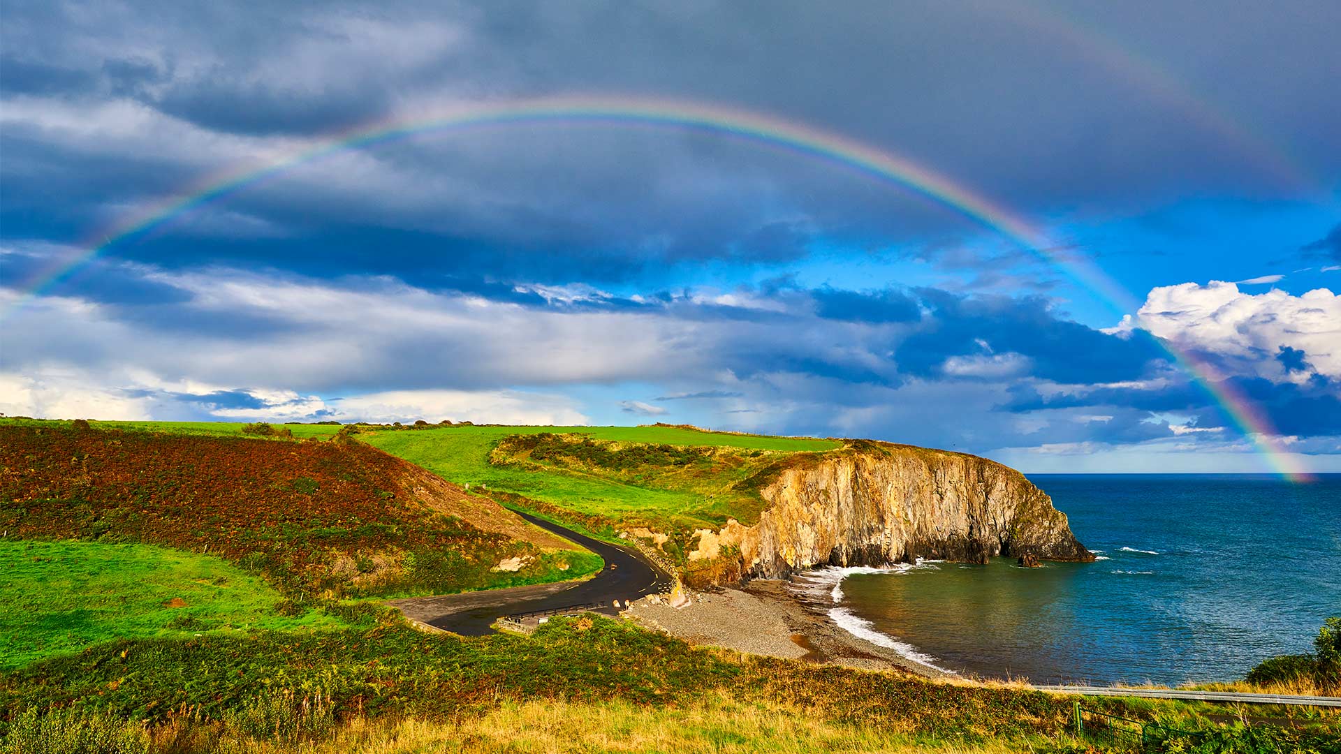 彩虹的尽头|ballyvooney海岸，科佩海岸地质公园，爱尔兰 |© Andrea Pistolesi/Getty Images