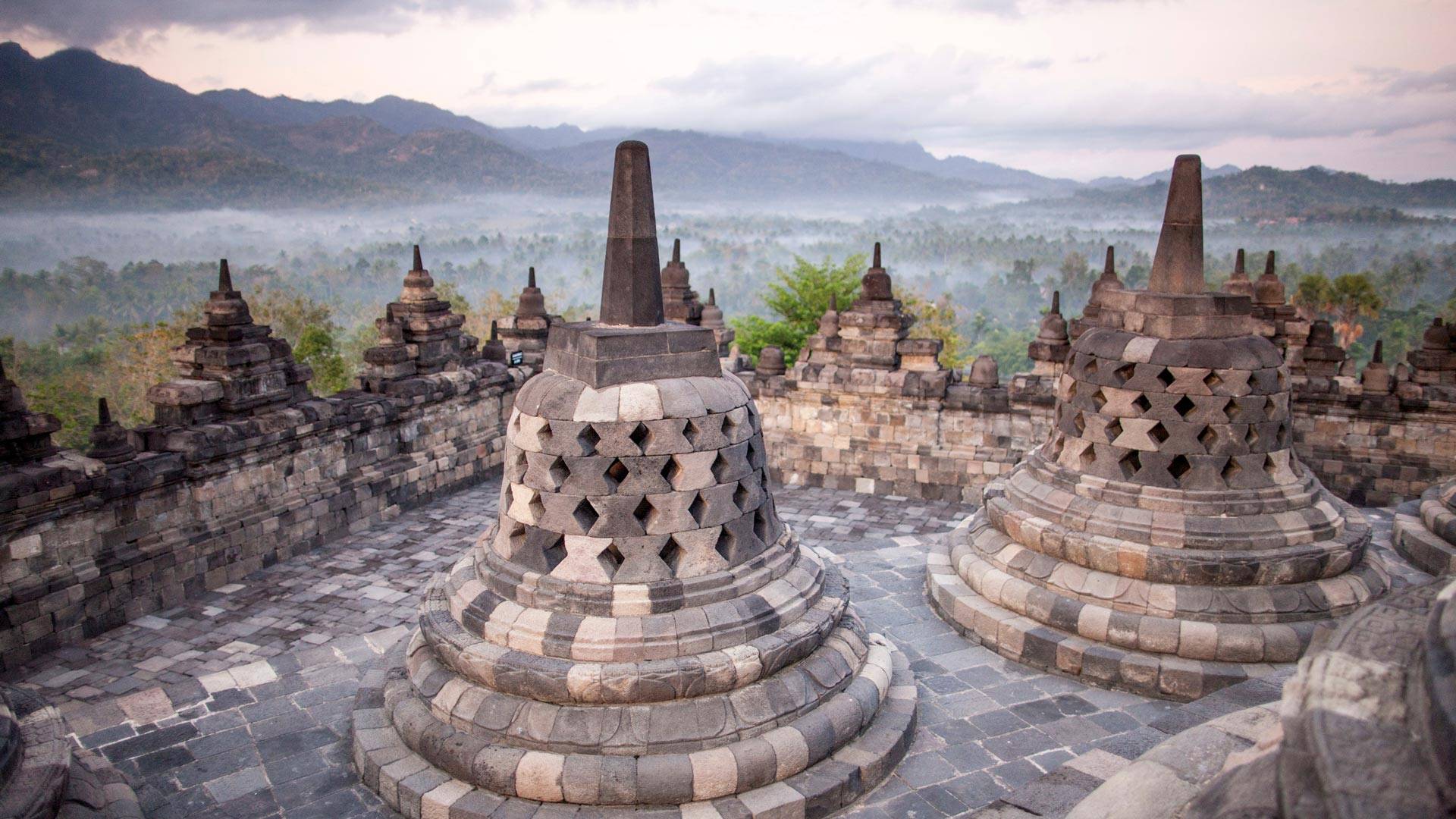 圣山之上|婆罗浮屠大佛寺，爪哇岛，印度尼西亚 |© Robertharding/Shutterstock