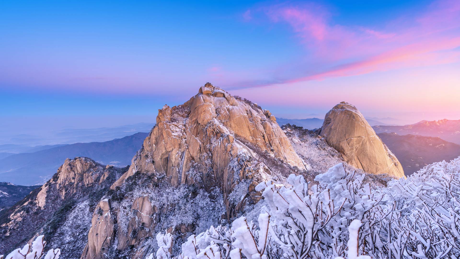 北汉山的花岗岩山峰|北汉山国立公园，韩国 |© TRAVEL TAKE PHOTOS/Shutterstock