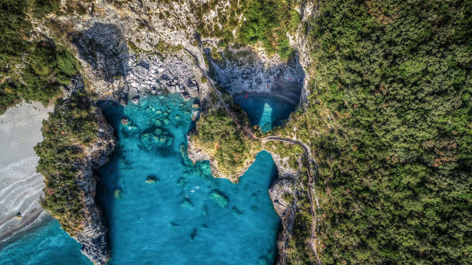 香料红和水晶蓝|阿科马尼奥海滩，卡拉布里亚，意大利 |© Alessio de Cicco/Getty Images