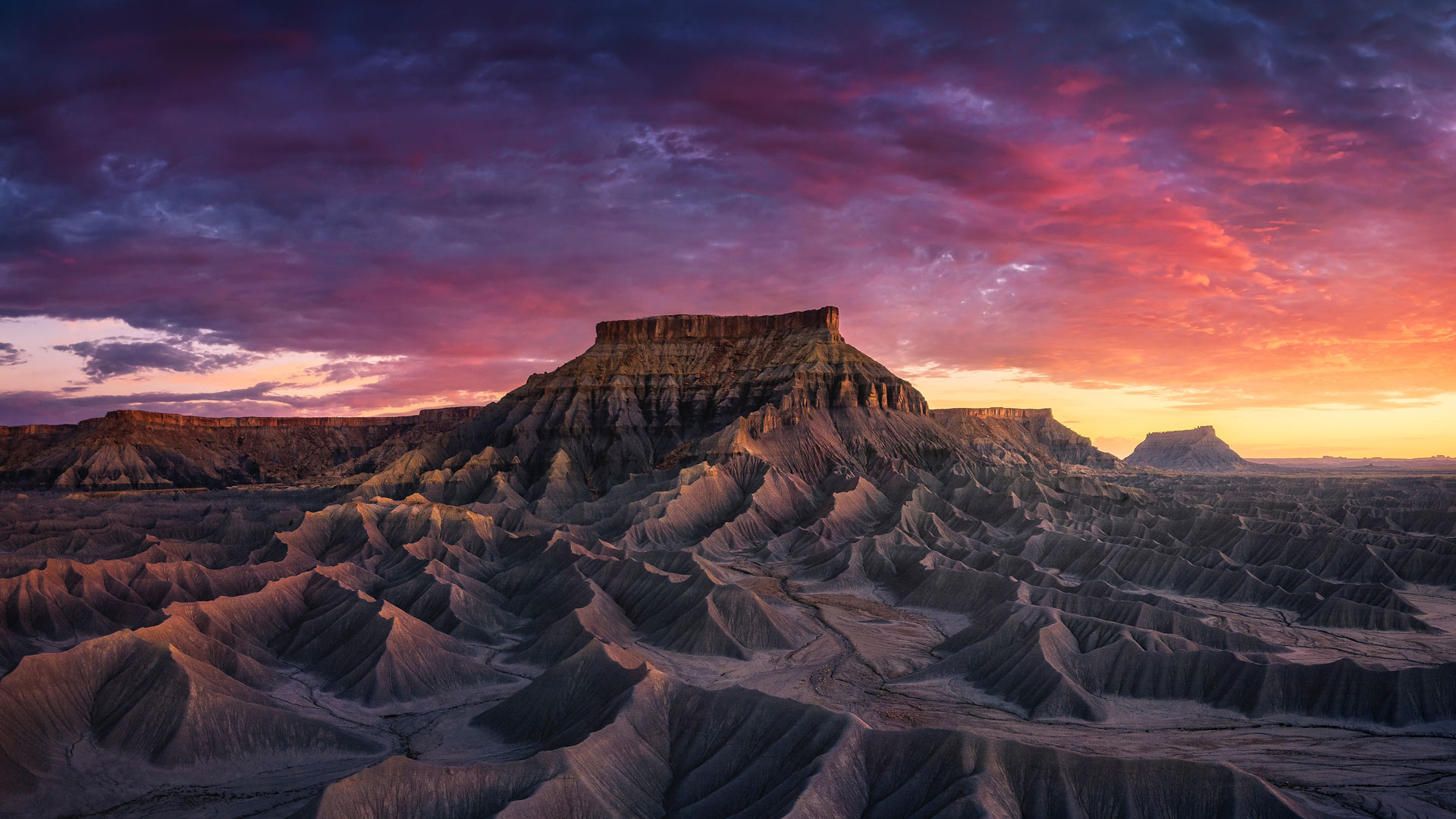 大自然色调的调色板|圆顶礁国家公园的砂岩山丘，犹他州，美国 |© Amazing Aerial Premium/Shutterstock