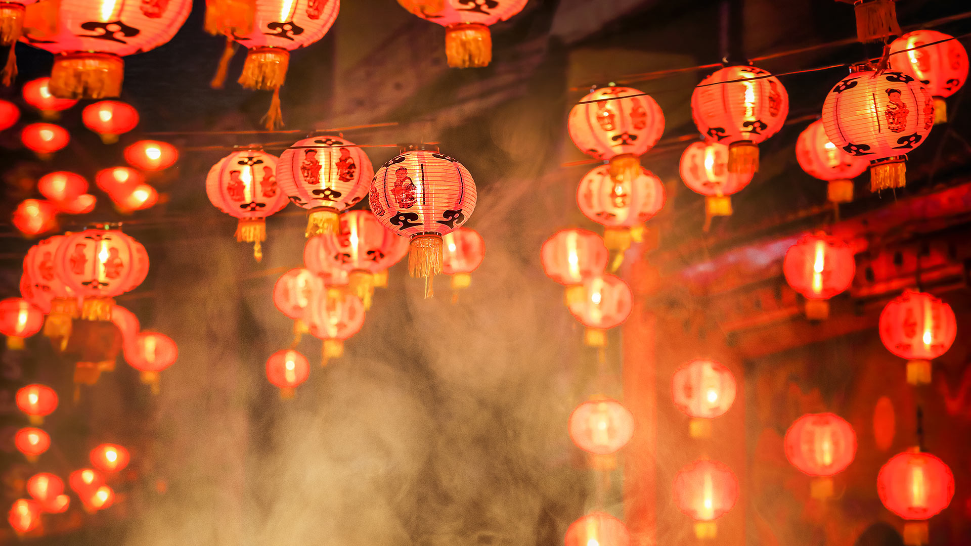 爆竹声中一岁除|除夕夜的中国新年灯笼 |© Toa55/Getty Images