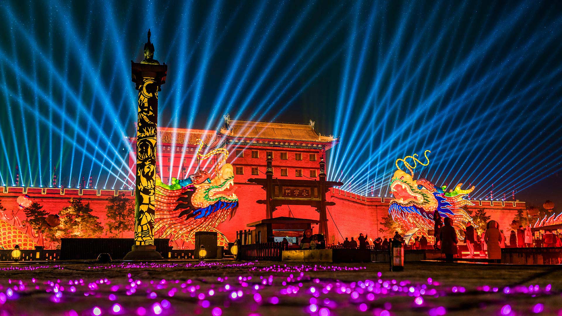 准备好庆祝了吗？|灯光秀点亮夜幕中的西安城墙，中国春节 |© Eastimages/Getty Images