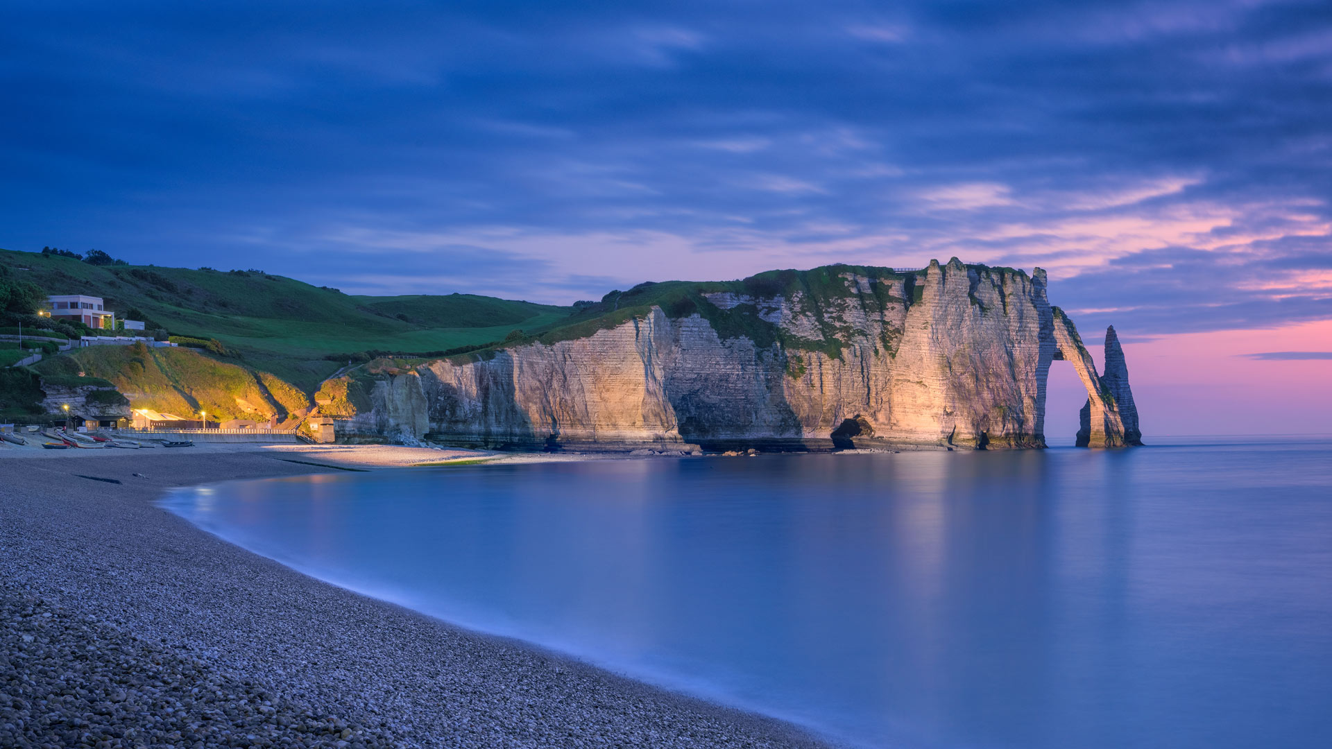 诺曼底登陆日|The chalk cliffs of étretat, Normandy, France |© MarcelloLand/Getty Images