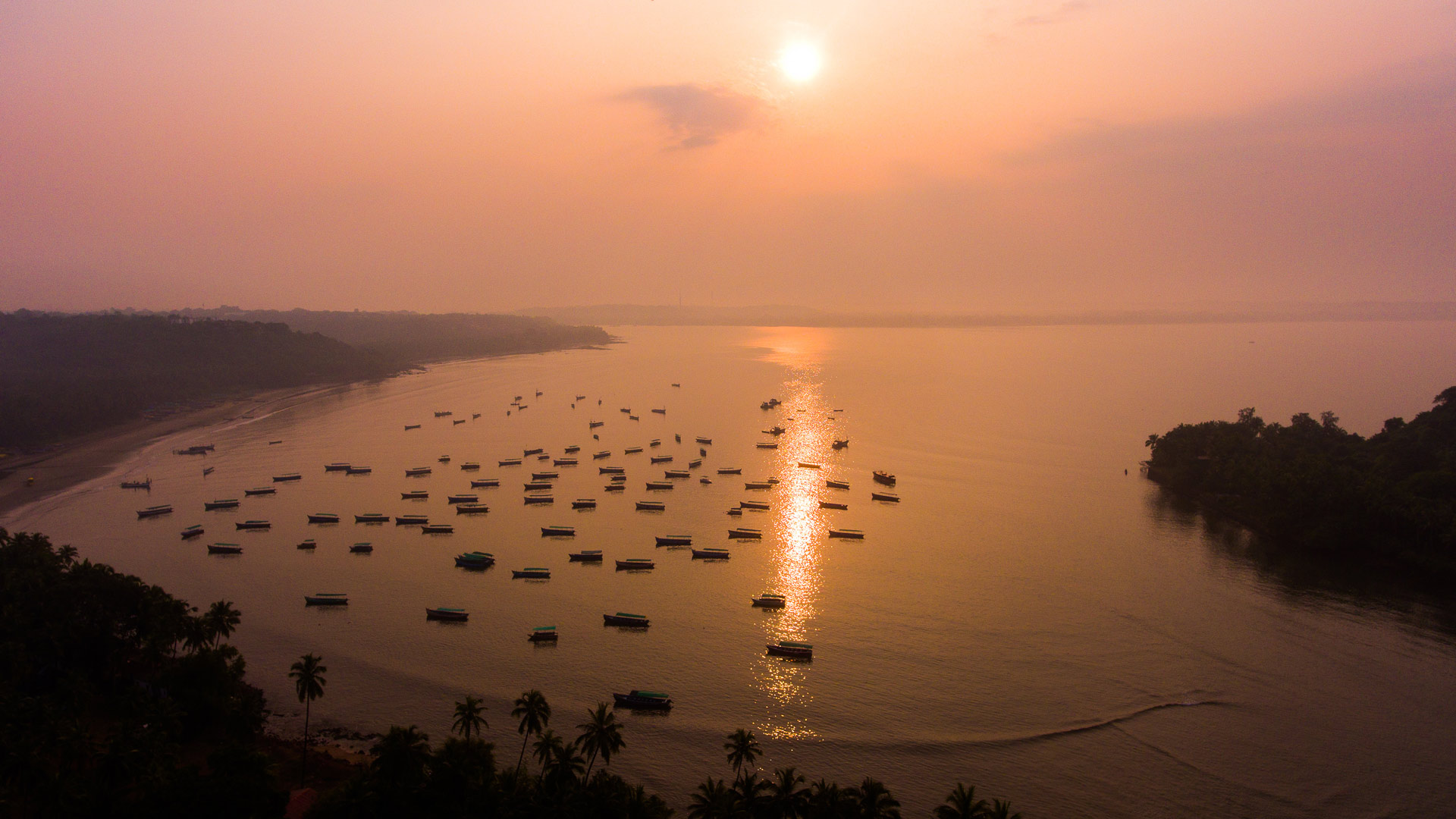沙滩的秘密和日落|可可海滩上的渔船，果阿邦，印度 |© Abhinav Sah/Shutterstock