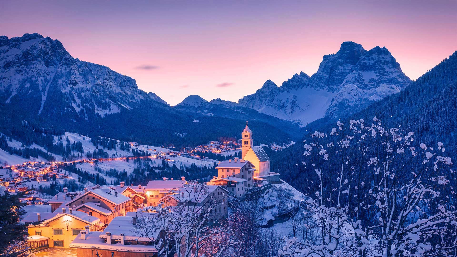 明信片和雪花球的取景地|多洛米蒂山谷中的科莱圣卢恰小镇，意大利 |© mauritius images GmbH/Alamy