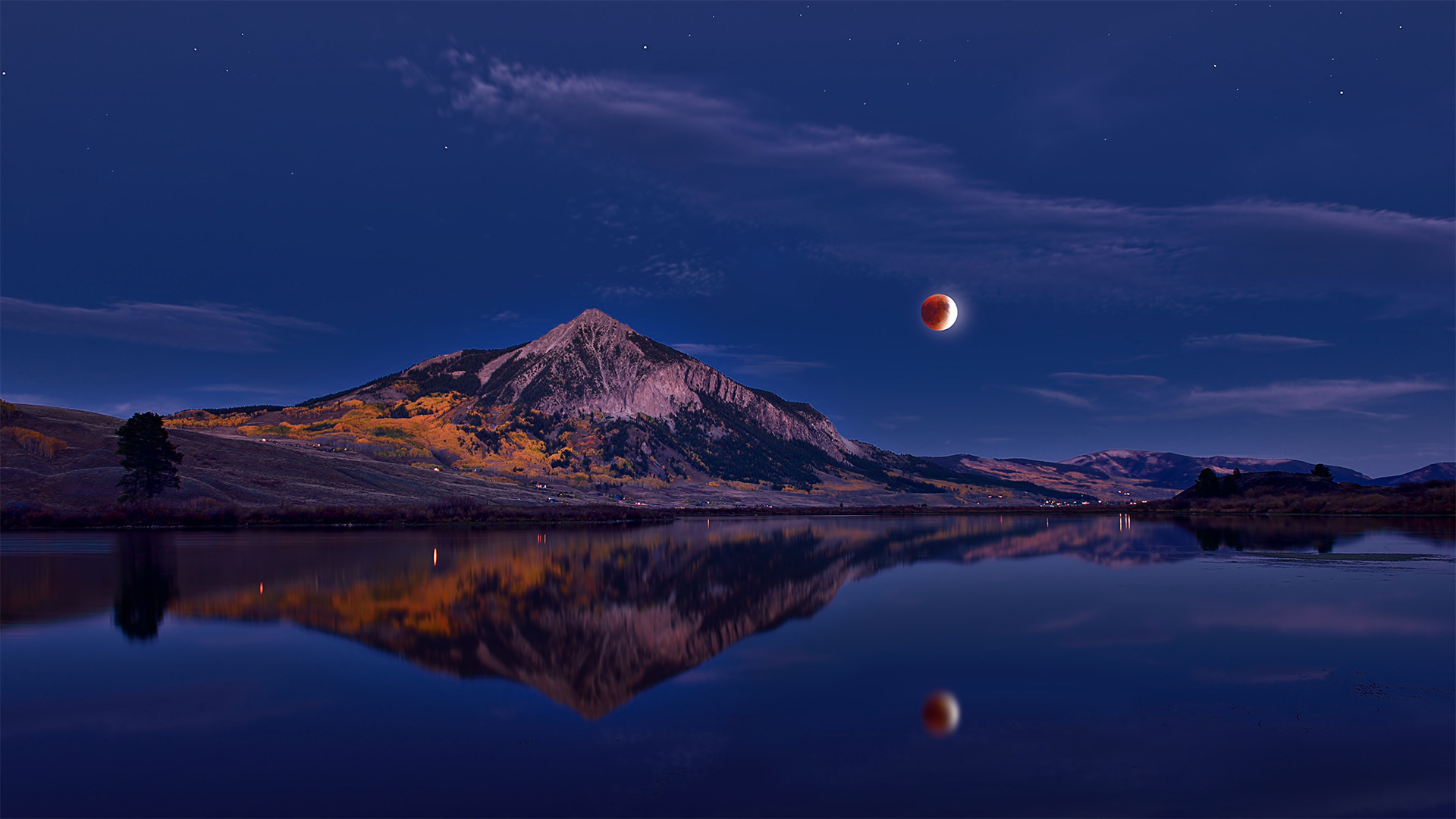宁静的夜空|克雷斯特德比特山上方的月食，科罗拉多州，美国 |© Mengzhonghua Photography/Getty Images