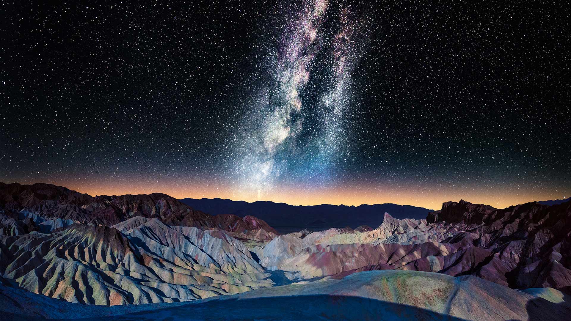 布满星星的天空|死亡谷扎布里斯基角上空的银河，美国加利福尼亚州 |© Matt Anderson Photography/Getty Images