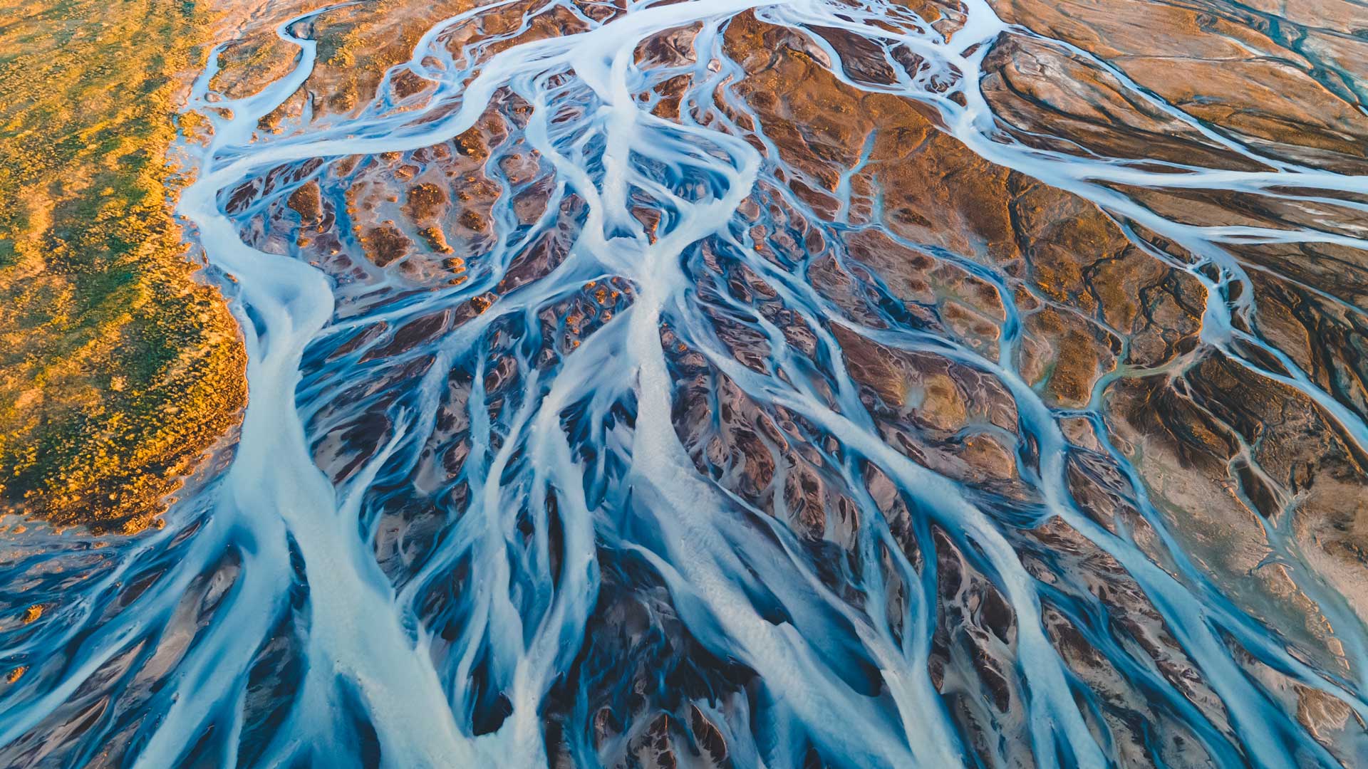 来自冰与火之国|冰岛冰川河流鸟瞰图 |© rybarmarekk/Shutterstock