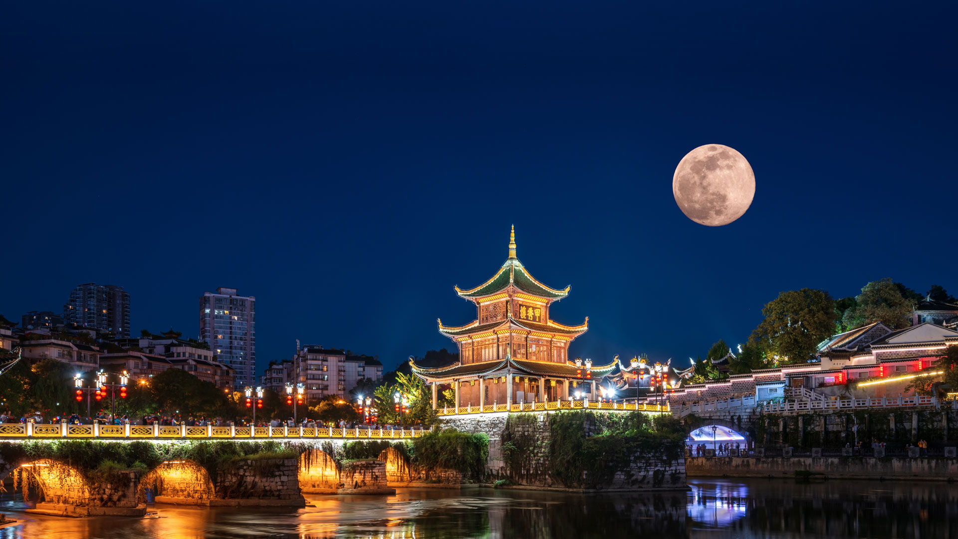 举杯邀明月|满月下的甲秀楼，中国贵州省贵阳市 |© Wang Yukun/Getty Images