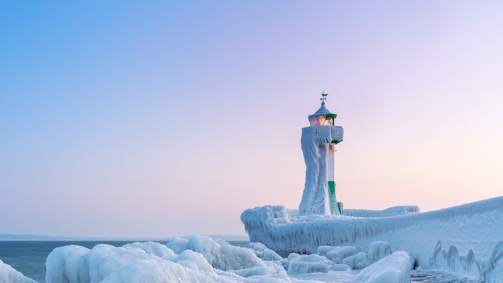 发光的雪塔|吕根岛的萨斯尼茨灯塔，德国 |© Christian Back/eStock