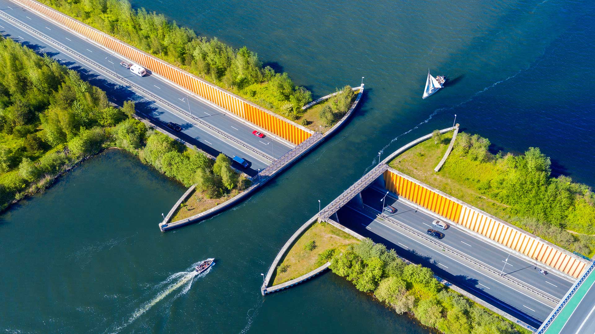 一年已过半|费吕沃湖水道桥，荷兰 |© Frolova_Elena/Shutterstock