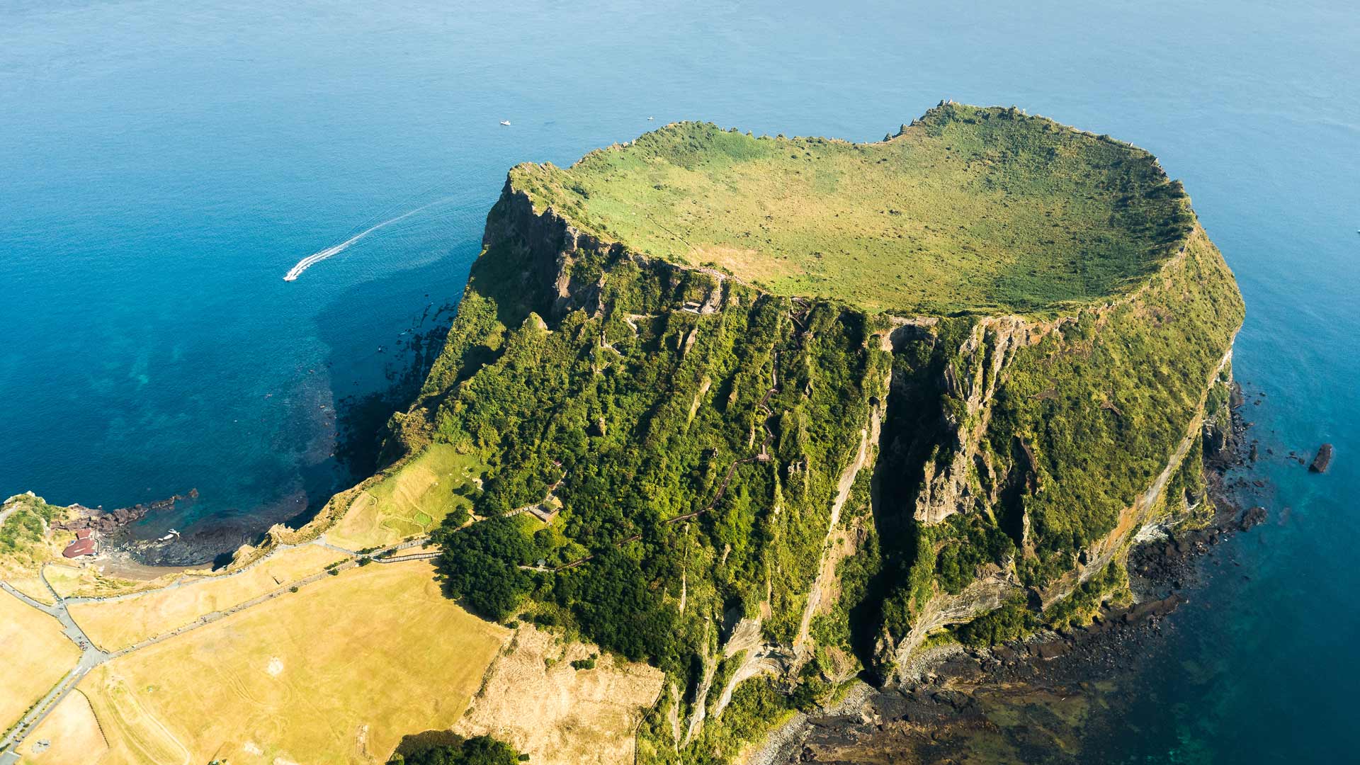 一个酷炫的凝灰岩火山口|城山日出峰，济州岛上的凝灰岩锥，韩国 |© Quynh Anh Nguyen/Getty Images