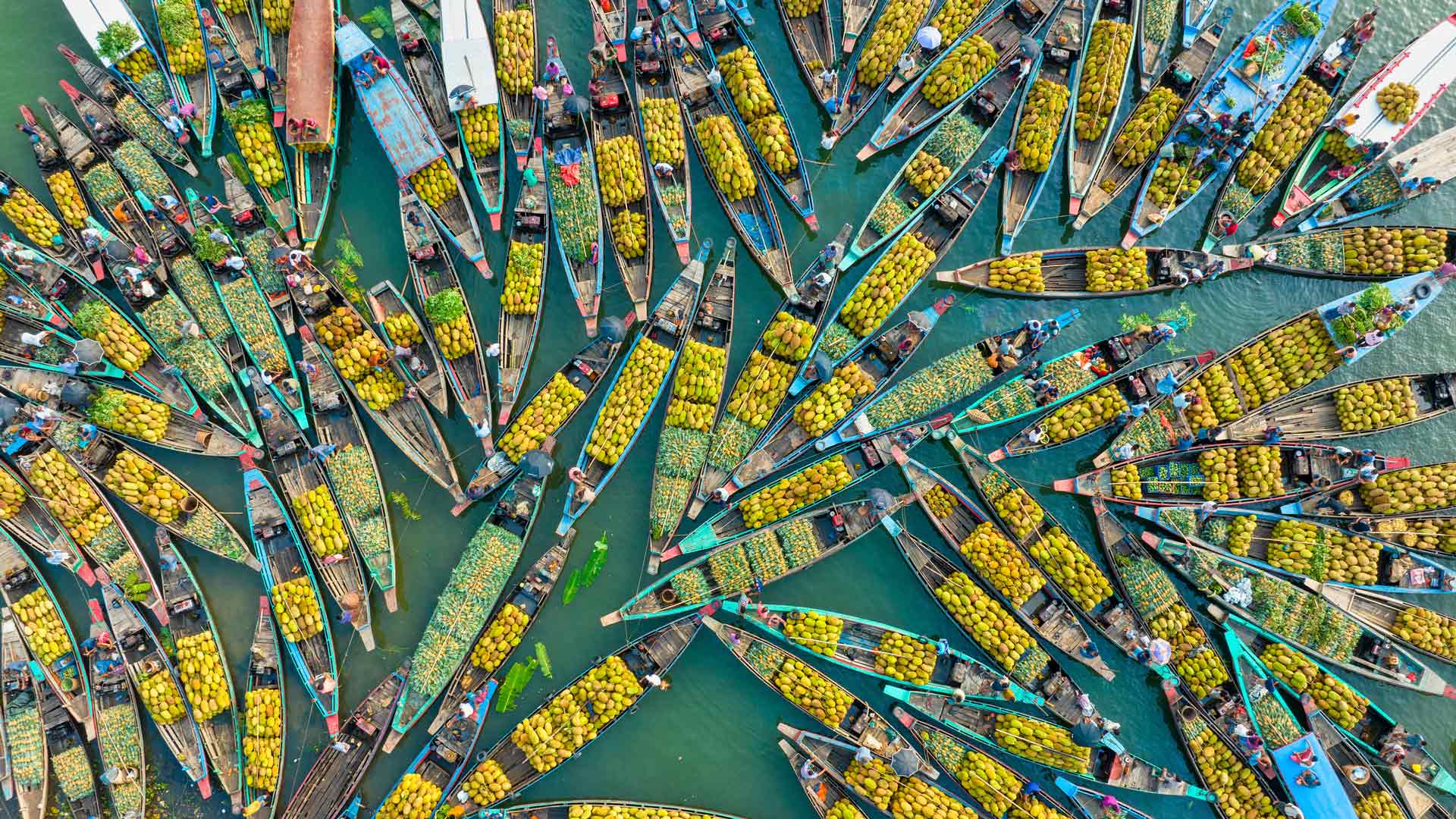 物价喜人|卡普泰湖水上市场，兰加马蒂，孟加拉 |© Azim Khan Ronnie/Amazing Aerial Agency