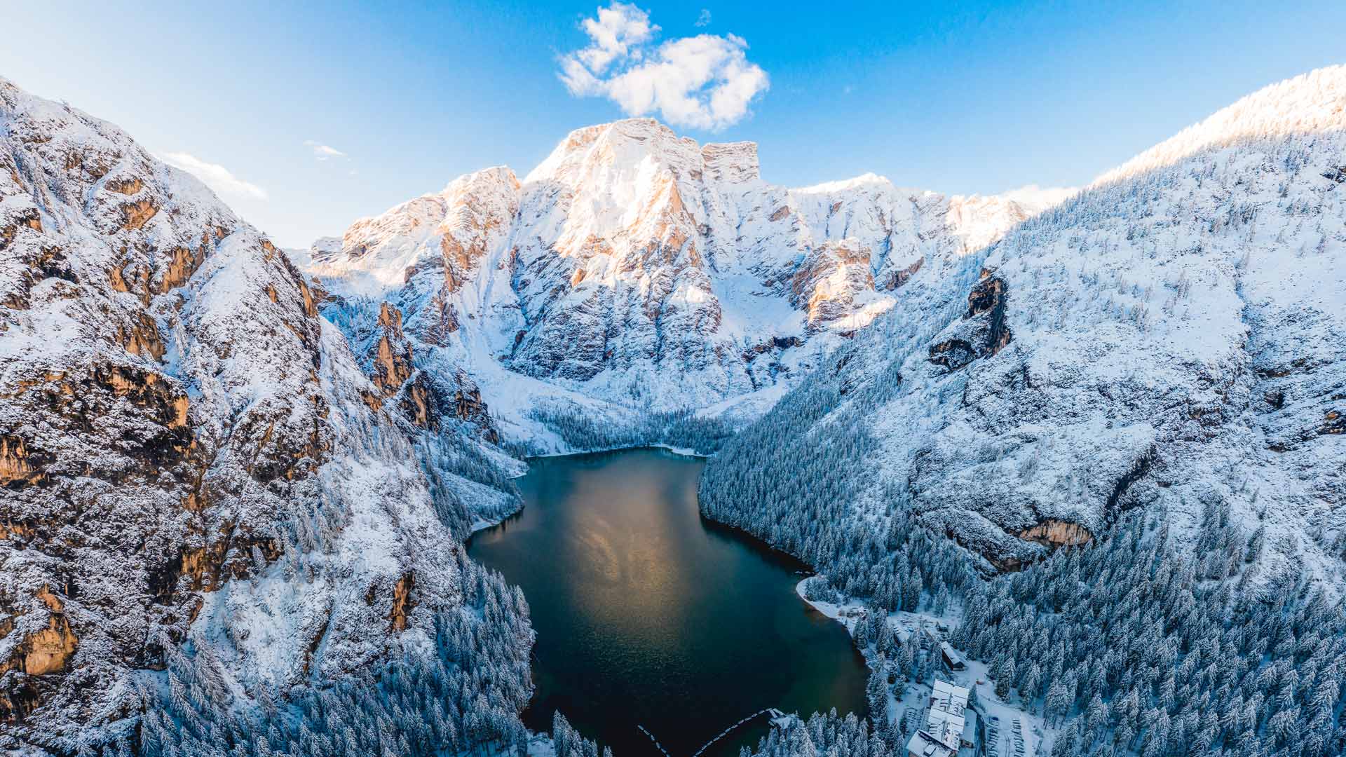 自然奇景|多洛米蒂山的布莱耶斯湖，南蒂罗尔，意大利 |© Marco Bottigelli/Getty Images