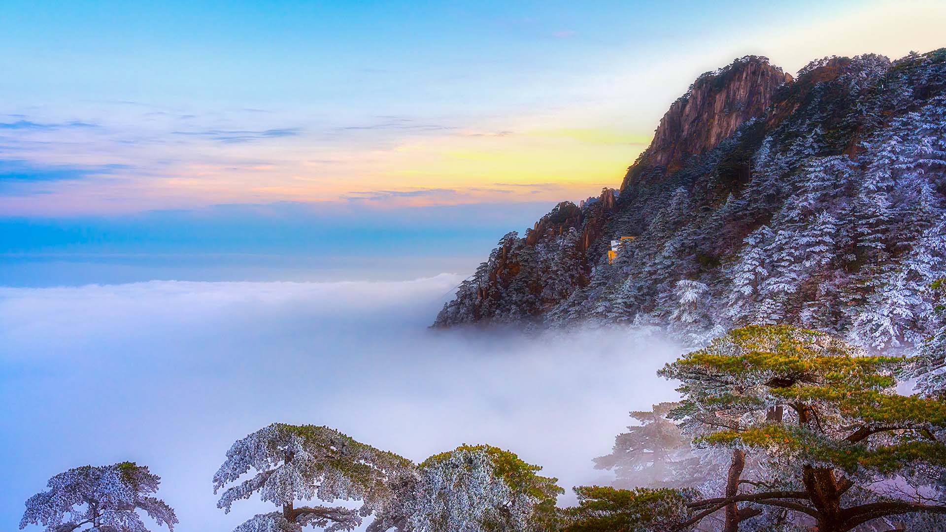 冬日里的壮丽美景|黄山的日落，安徽省，中国 |© Nantapon Pattamakijsakul/Getty Images