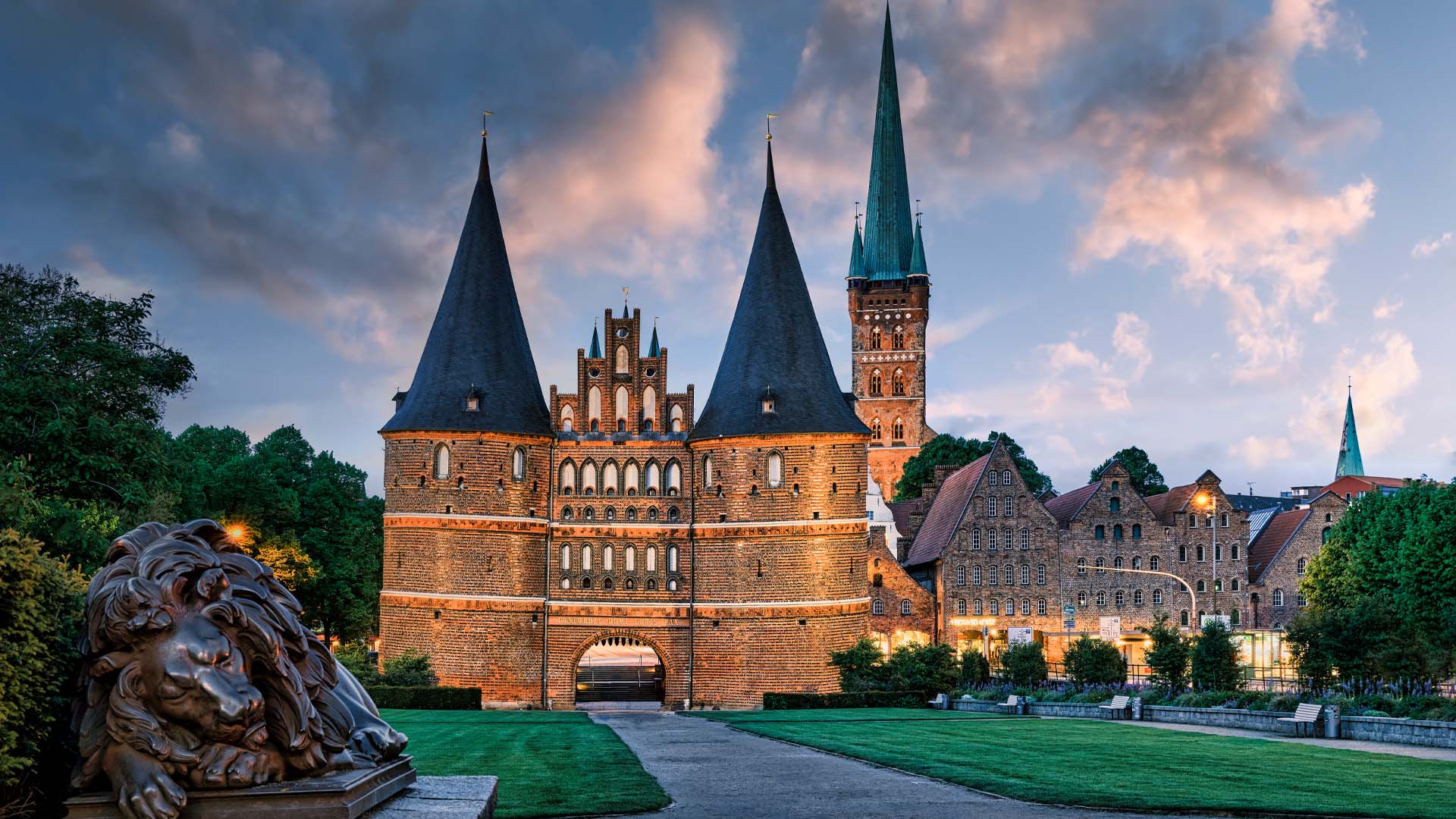 纪念硬币上的著名建筑|吕贝克的霍尔斯滕门，德国 |© Harald Nachtmann/Getty Images