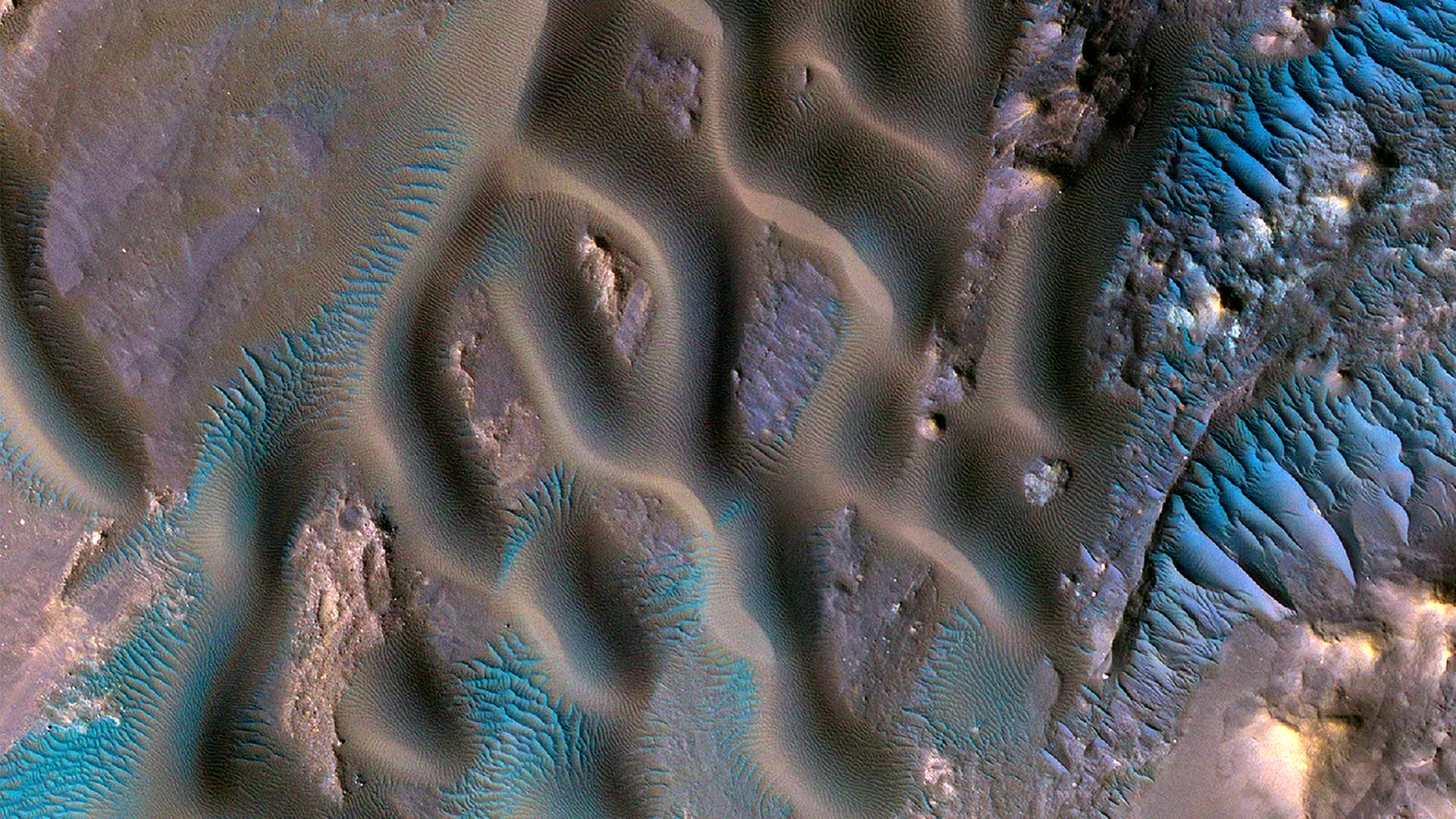 此景只应天上有|甘博阿陨击坑，火星 |© NASA/JPL-Caltech/University of Arizona