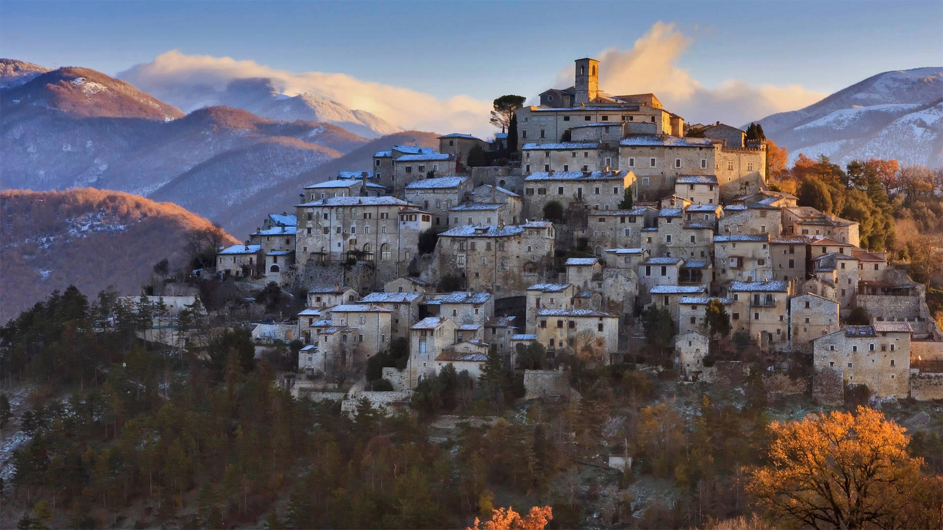 历史悠久的山顶村庄|拉布罗小镇，列蒂省，意大利 |© Marco Ilari/Shutterstock