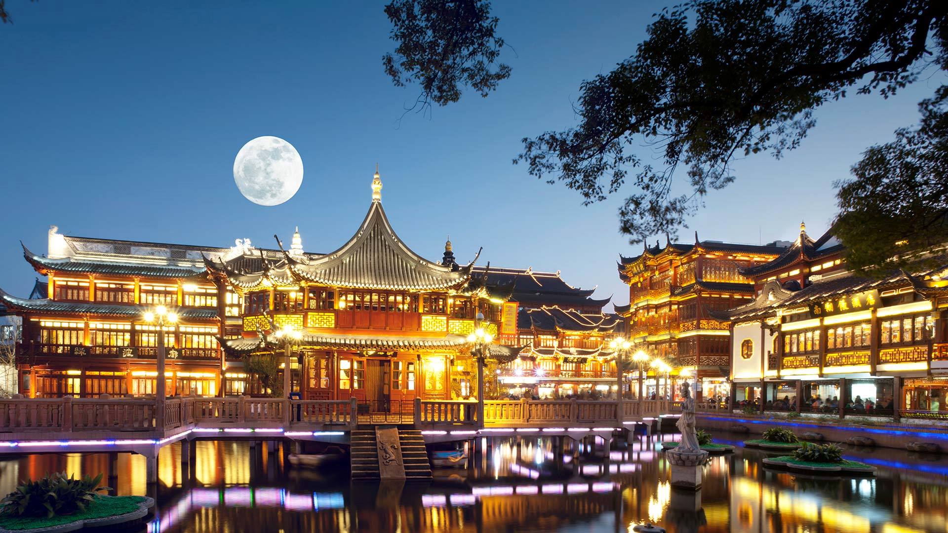 明月千里寄相思|月圆之夜的豫园，上海，中国 |© zyxeos30/Gettyimages