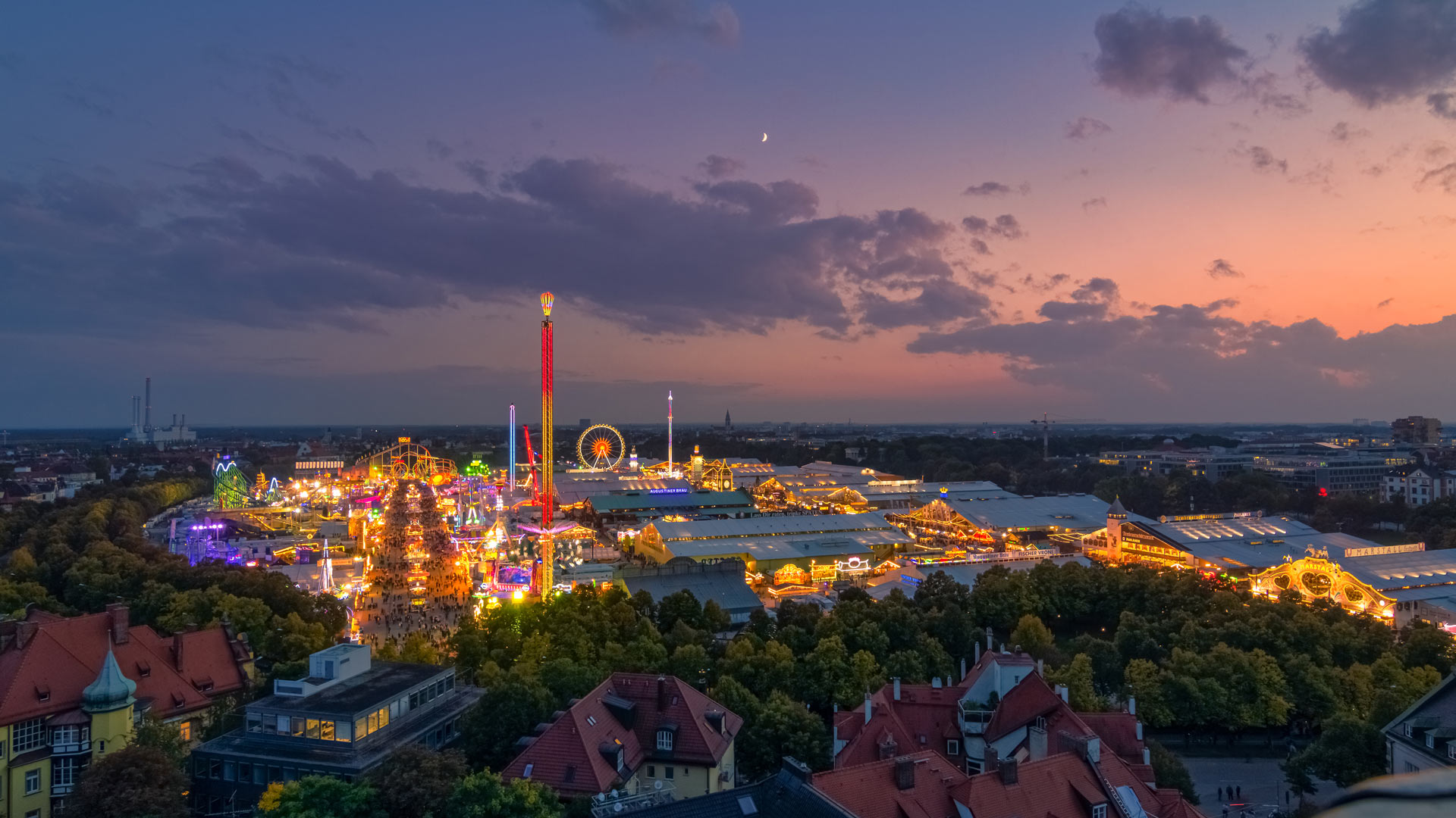 为慕尼黑啤酒节干杯！|Oktoberfest in Munich at sunset |© AllesSuper21/iStock/Getty Images