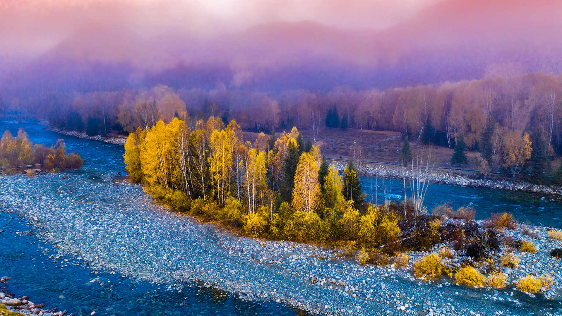 绝美的秋日风景|禾木村的风景，新疆，中国 |© snvv18870020330/Shutterstock