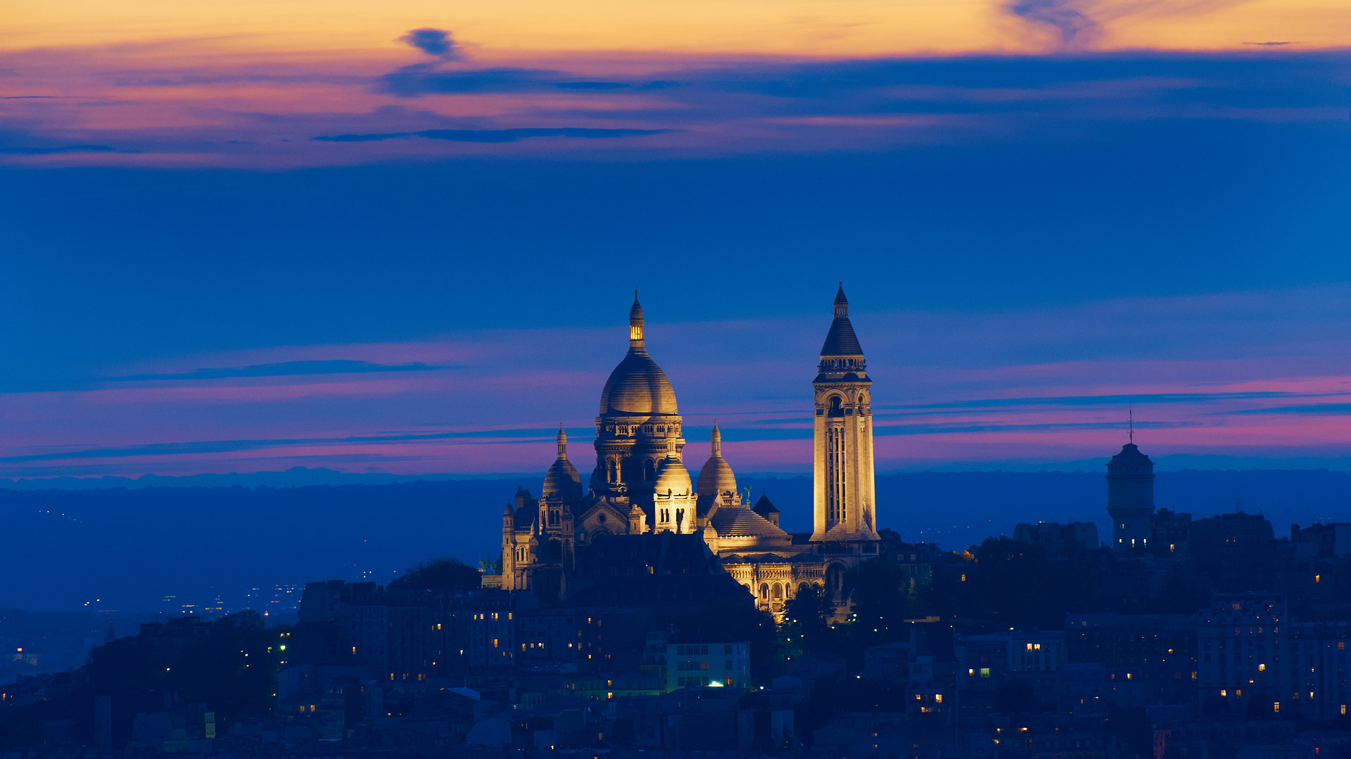 比赛开始！|蒙马特和圣心大教堂，巴黎，法国 |© Tuul & Bruno Morandi/Getty Images