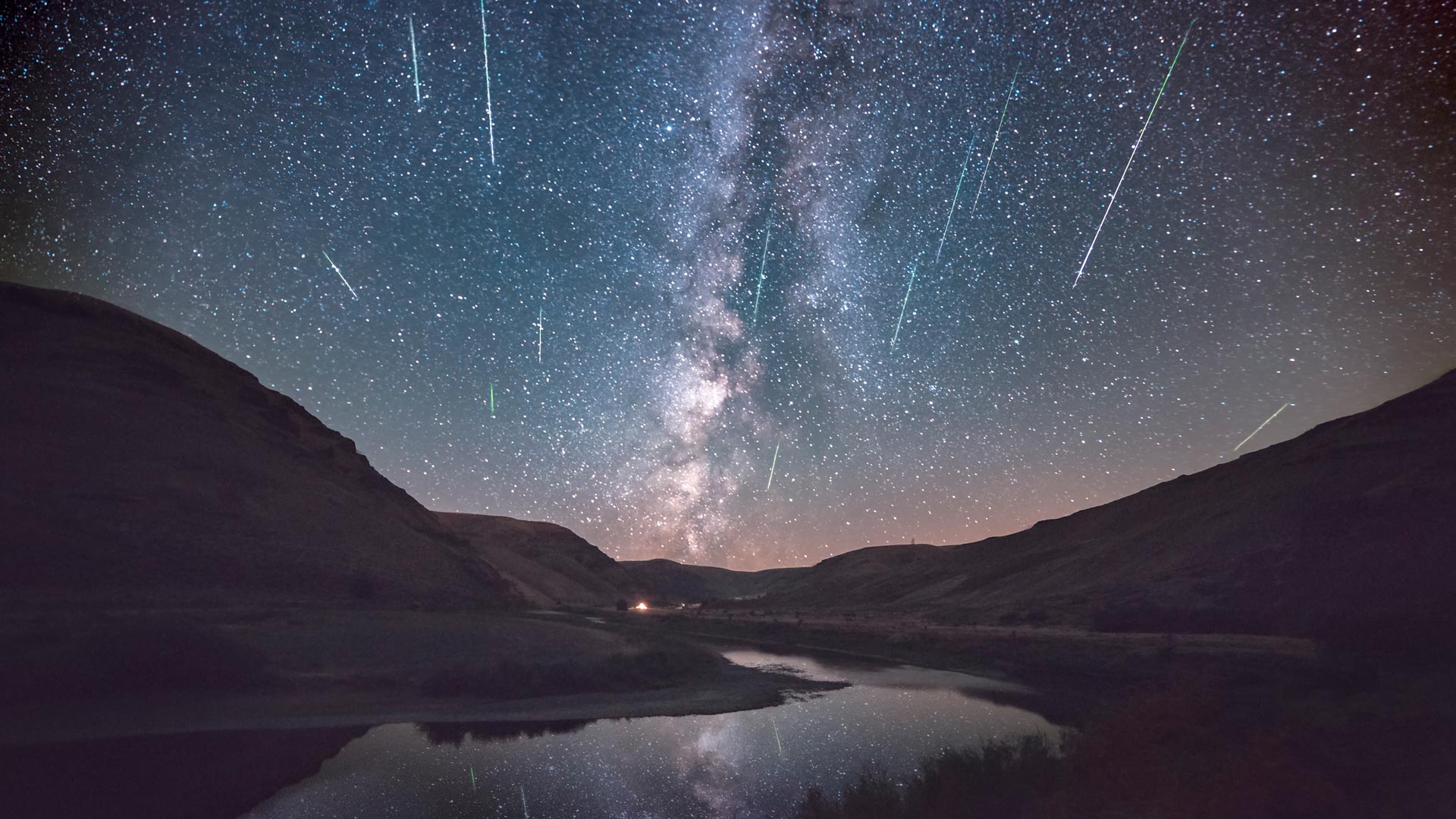 抬头看，它来了|英仙座流星雨，白杨木峡谷州立公园，俄勒冈州，美国 |© Joshua Meador/Tandem Stills + Motion
