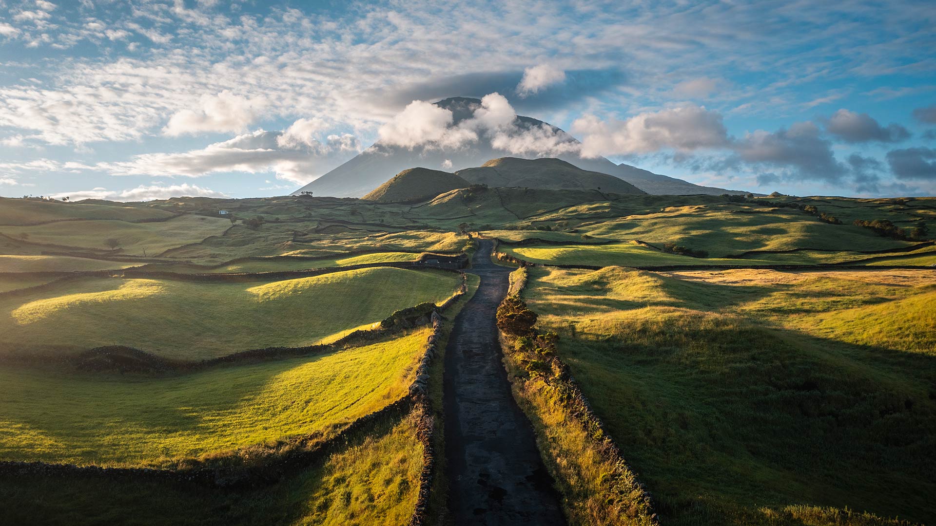 人迹罕至的一条路|通往皮库山的道路，葡萄牙 |© Marco Bottigelli/Getty Images