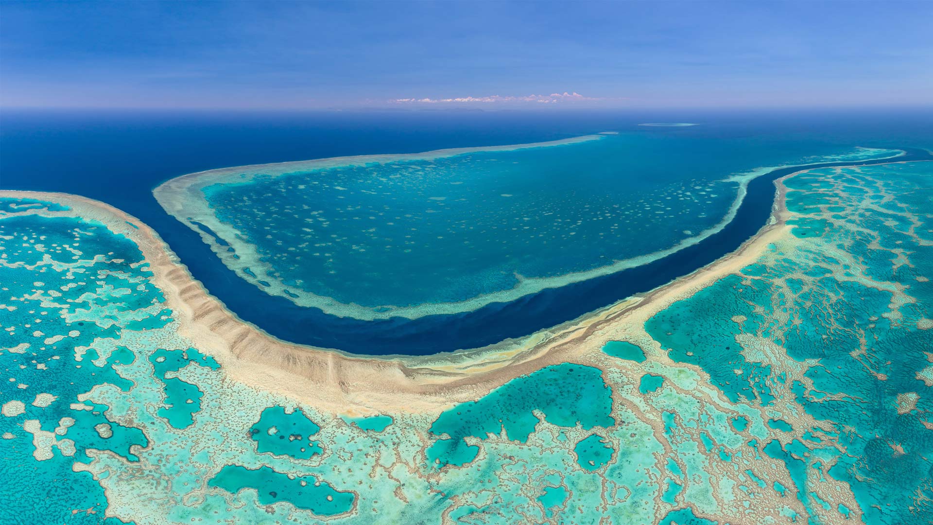 一望无际的湛蓝|大堡礁的航拍图，澳大利亚 |© AirPano LLC/Amazing Aerial Agency