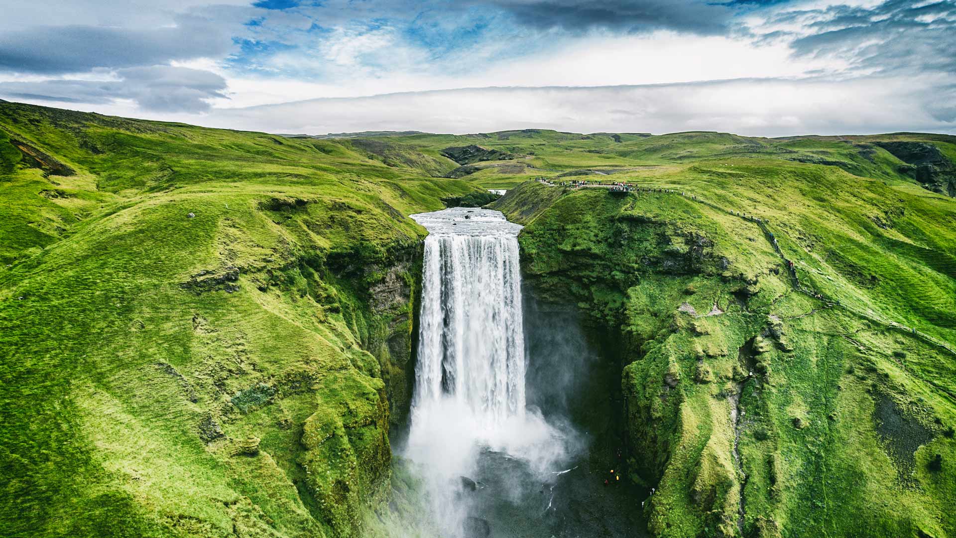 溅起一潭水花|斯科加瀑布，冰岛 |© Maridav/Shutterstock