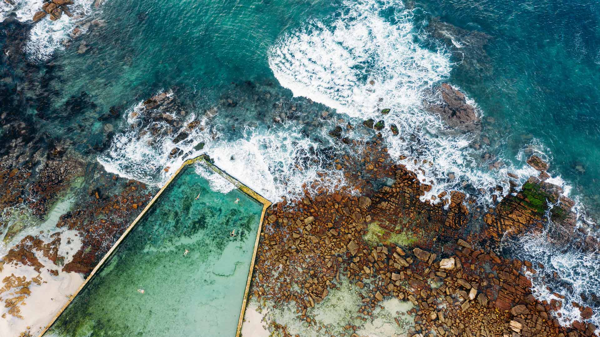 海浪中的避风港|圣詹姆斯潮汐池，开普敦，南非 |© AmazingAerialAgency/Adobe