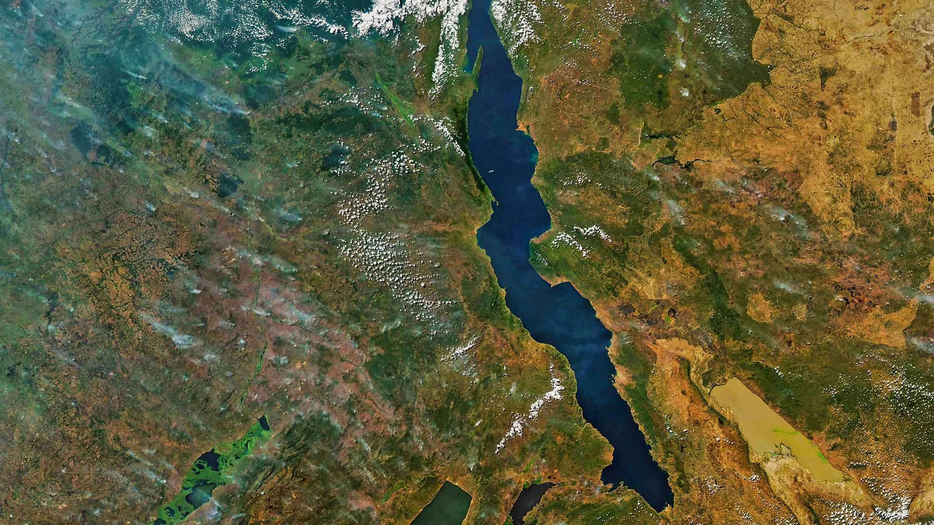 当水划出界线|坦噶尼喀湖，非洲 |© BEST-BACKGROUNDS/NASA/Shutterstock
