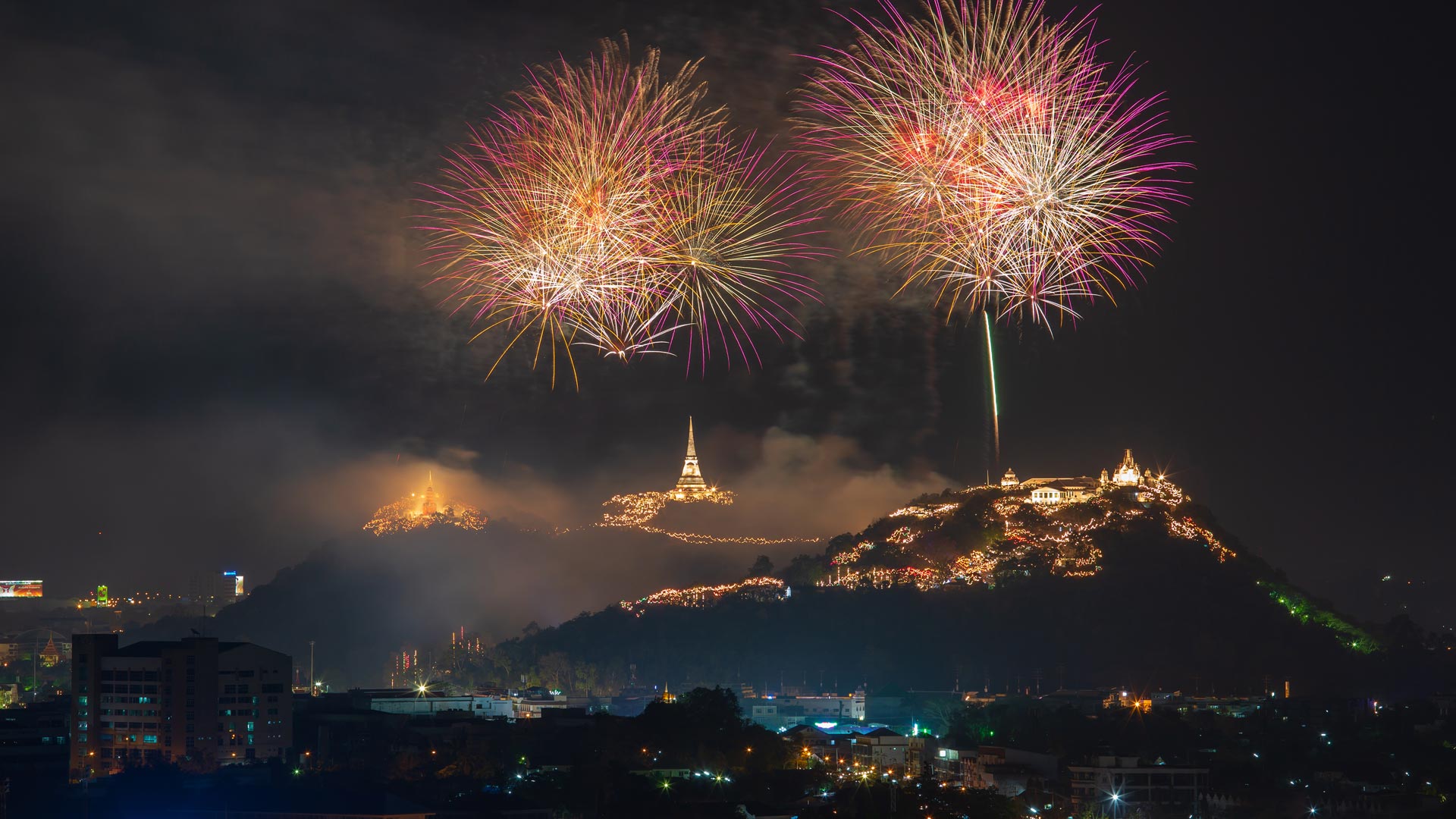 明年见!|帕那空奇里上空的烟花，碧武里府,泰国 |© noomcpk/Shutterstock